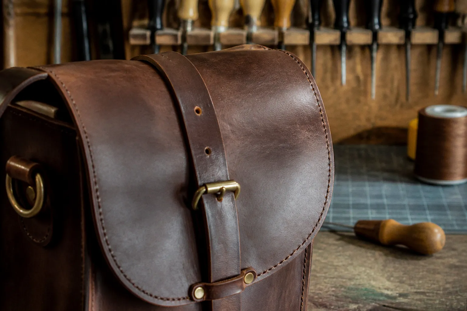 Alaskan Leather Company : l'exigence du cuir pleine fleur pour des sacs durables