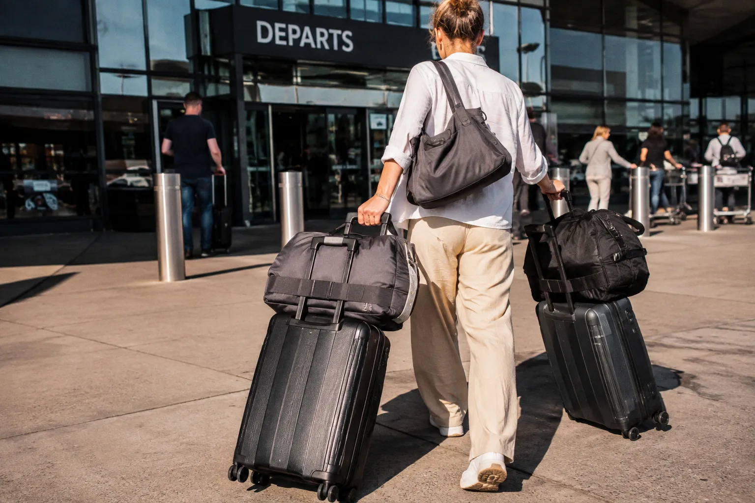 Comment transporter plusieurs bagages sans encombre : 9 solutions ingénieuses
