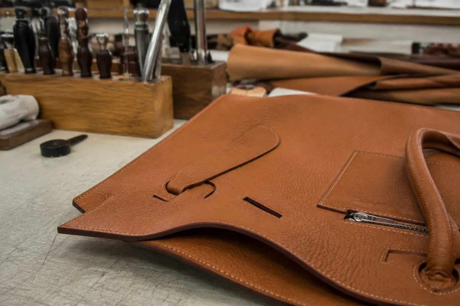 Hermès accélère le développement de ses ateliers pour pérenniser l'excellence du cuir