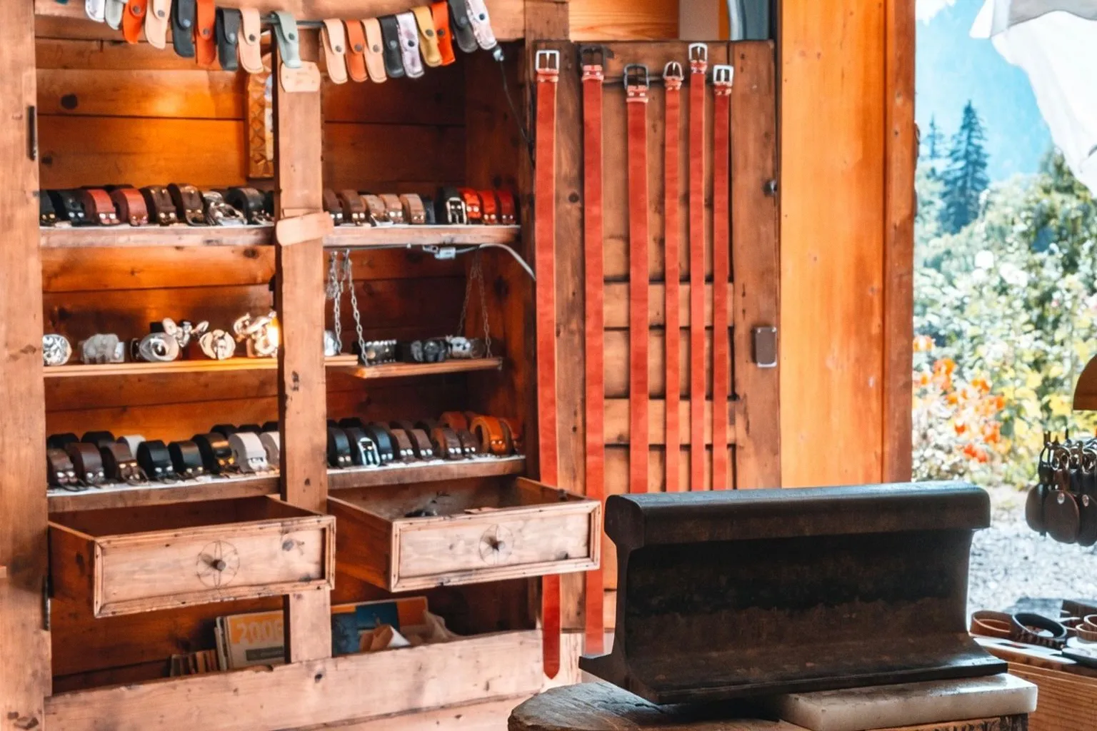 Immersion dans l'atelier Le Rembertin : l'art du cuir cousu main à Villarembert