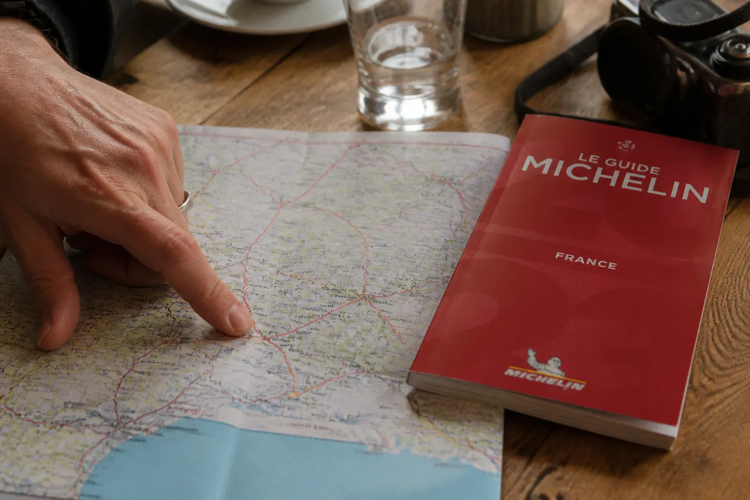 La carte Michelin dévoile les coulisses des ateliers de maroquinerie français