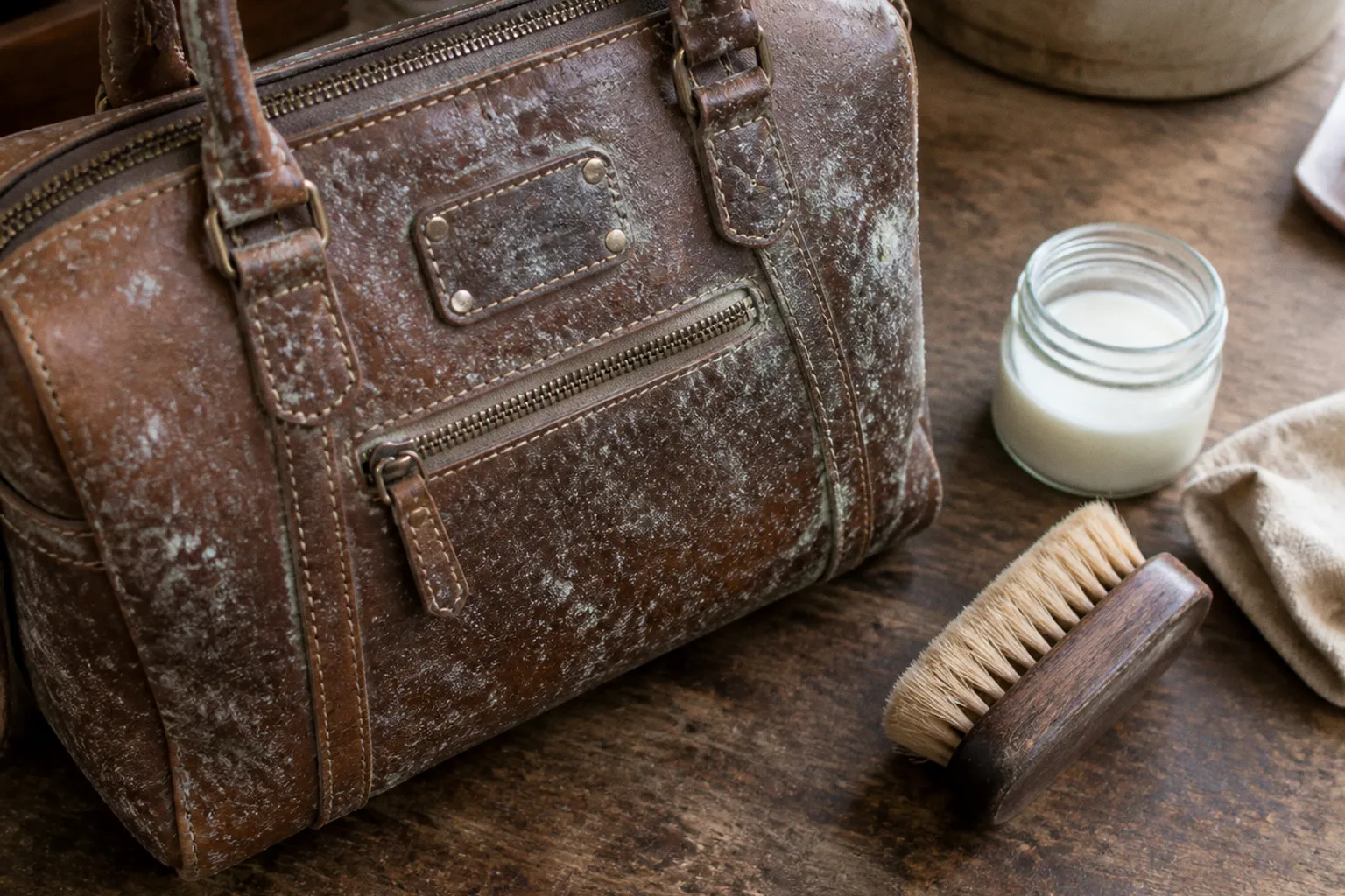 Moisissure sur un sac en cuir vintage : le plan de nettoyage