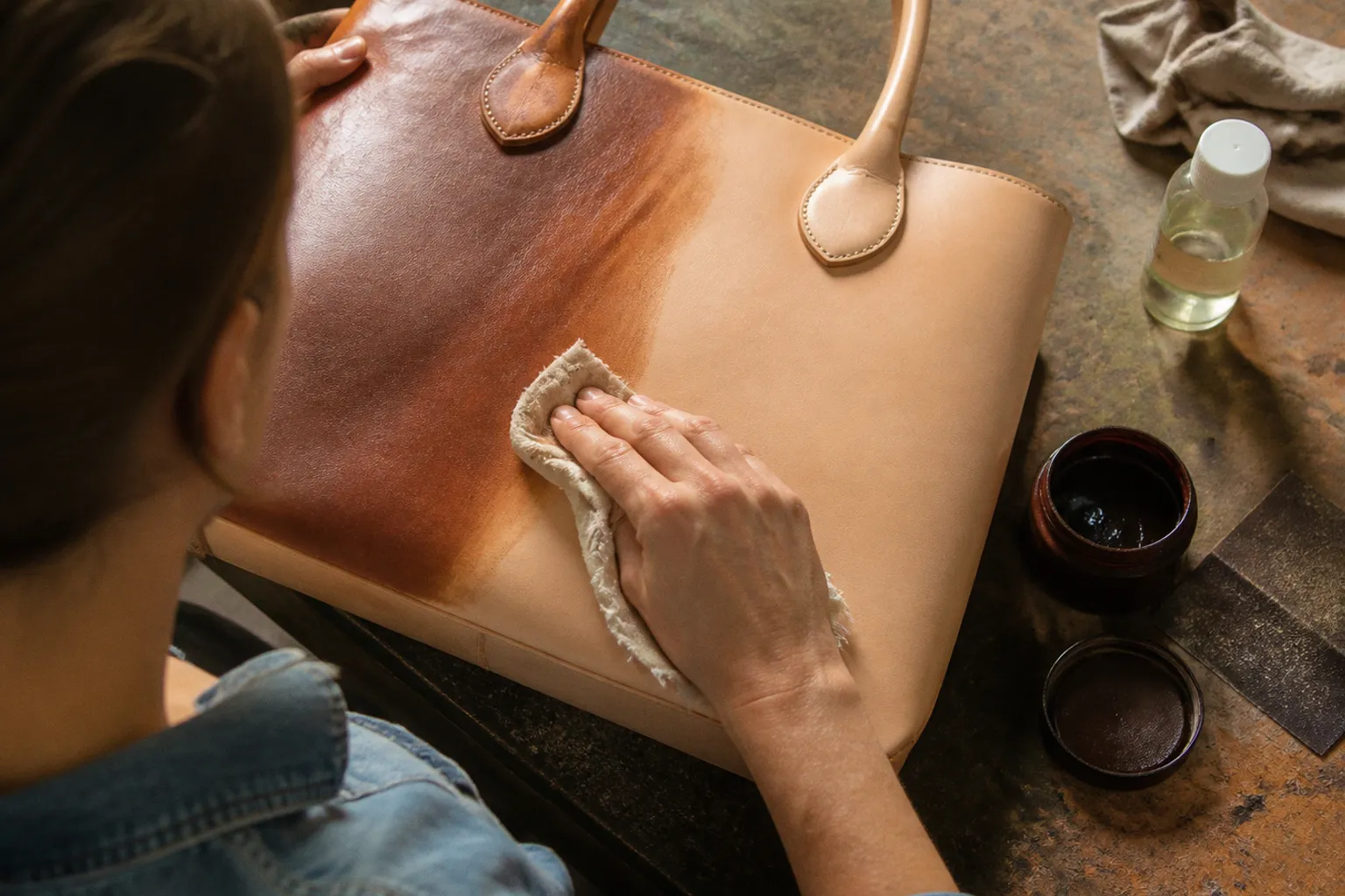 Patine du cuir : la méthode pour vieillir un sac neuf