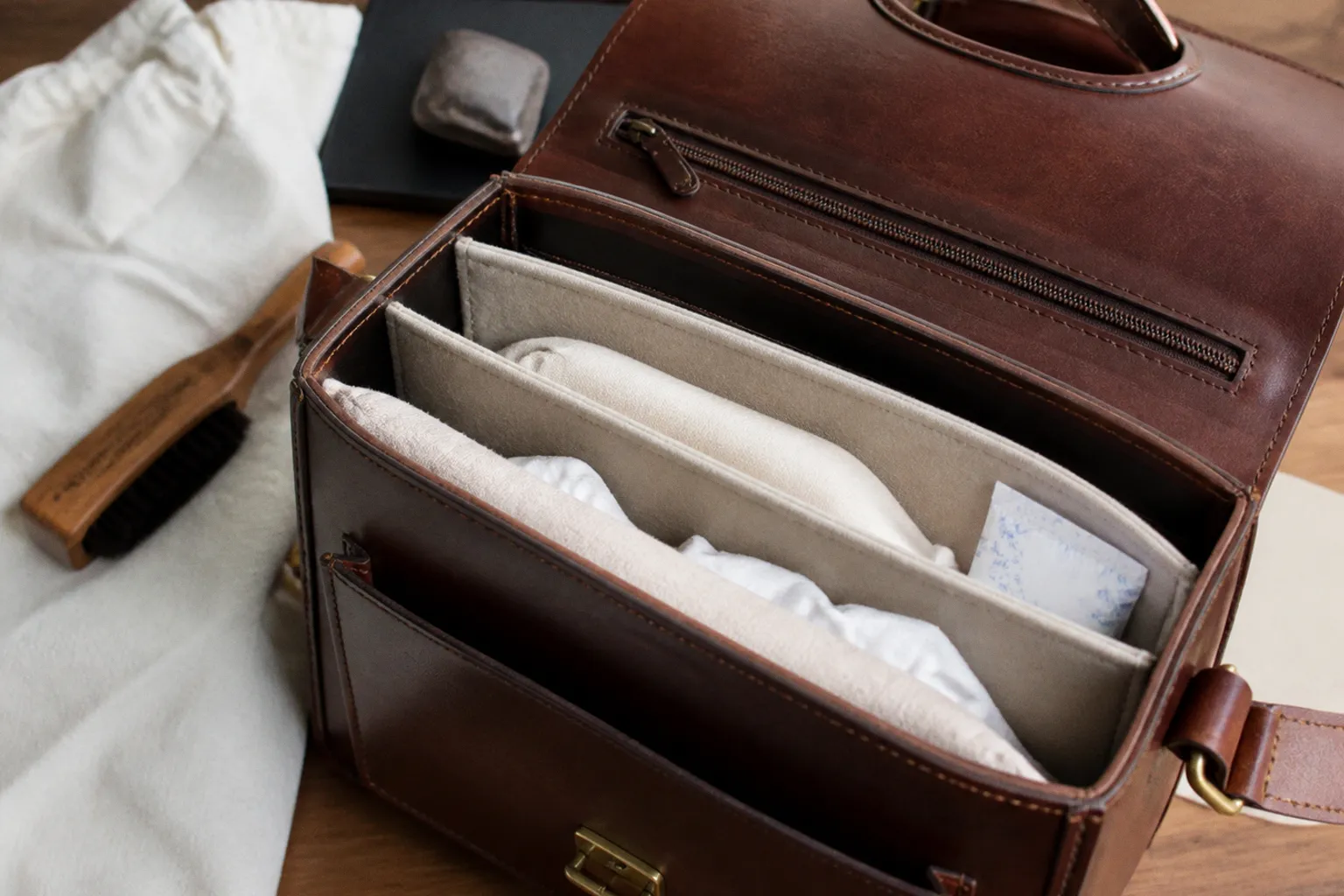 Rangement d'un cartable en cuir : méthode anti-déformation