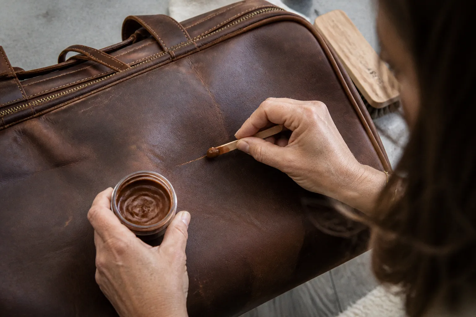 Rayure sur sac de voyage en cuir : la solution express