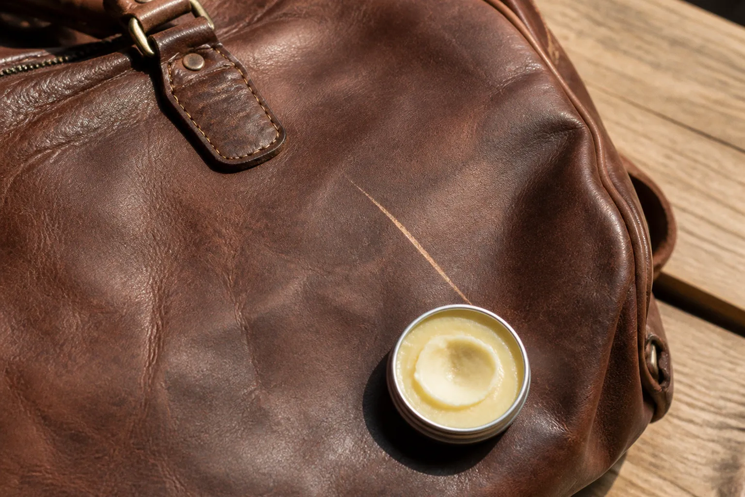 Rayures sur un sac de voyage en cuir : l'astuce express
