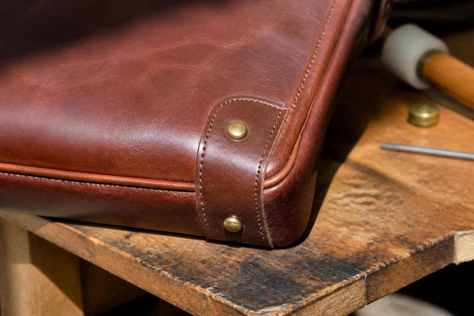 Sacoche ordinateur en cuir : plan de renforcement des coins