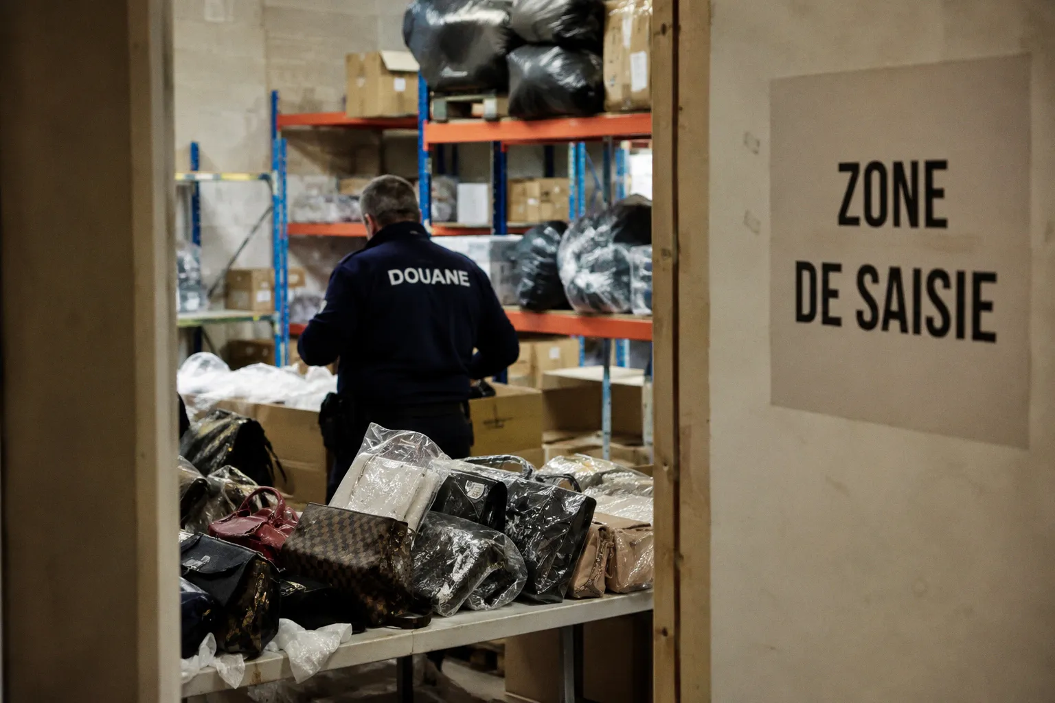 Saisie record de contrefaçons de luxe à Liège : comment déjouer les pièges de la maroquinerie
