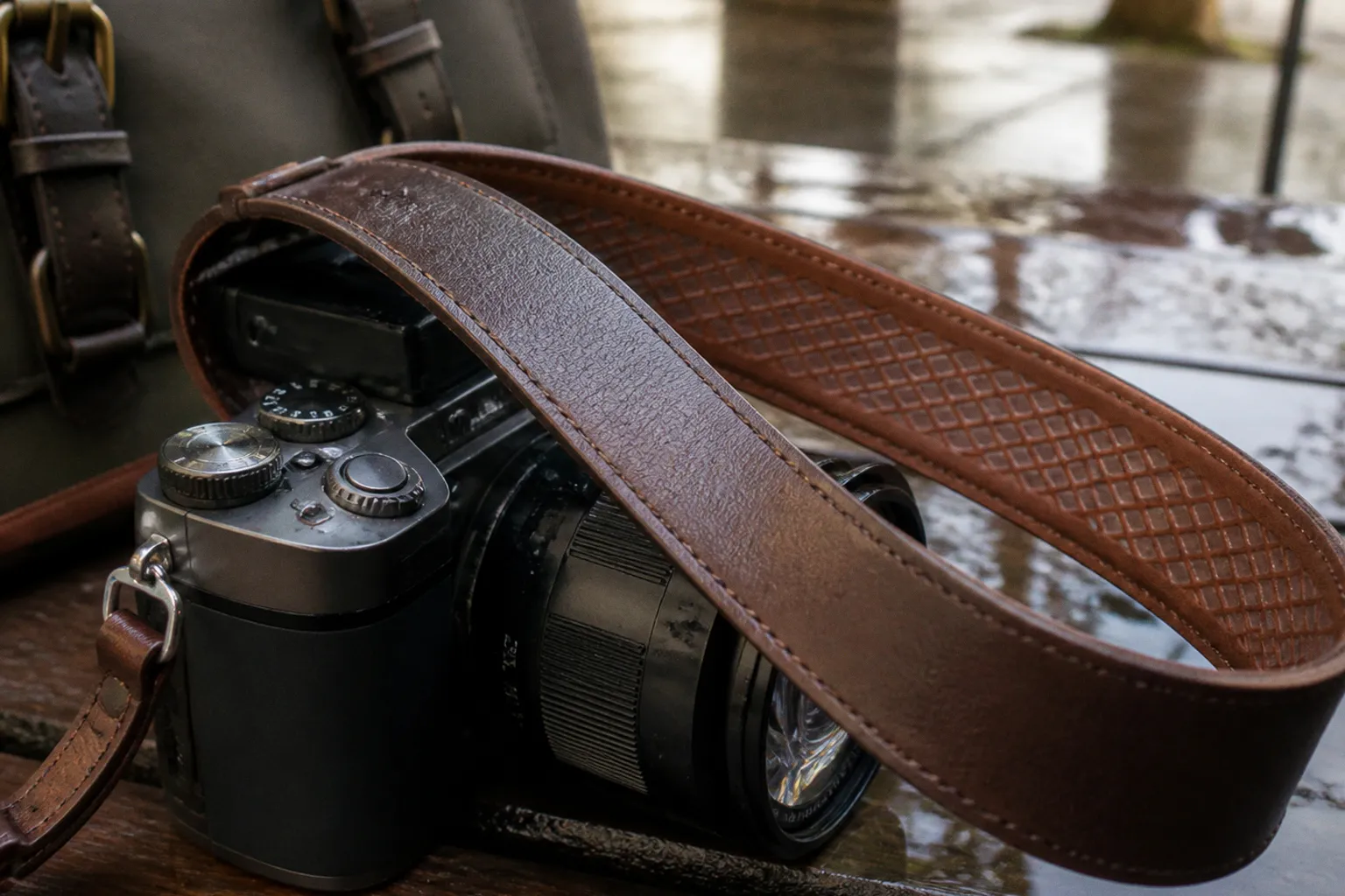Sangle de sac photo en cuir qui glisse : l'astuce silicone