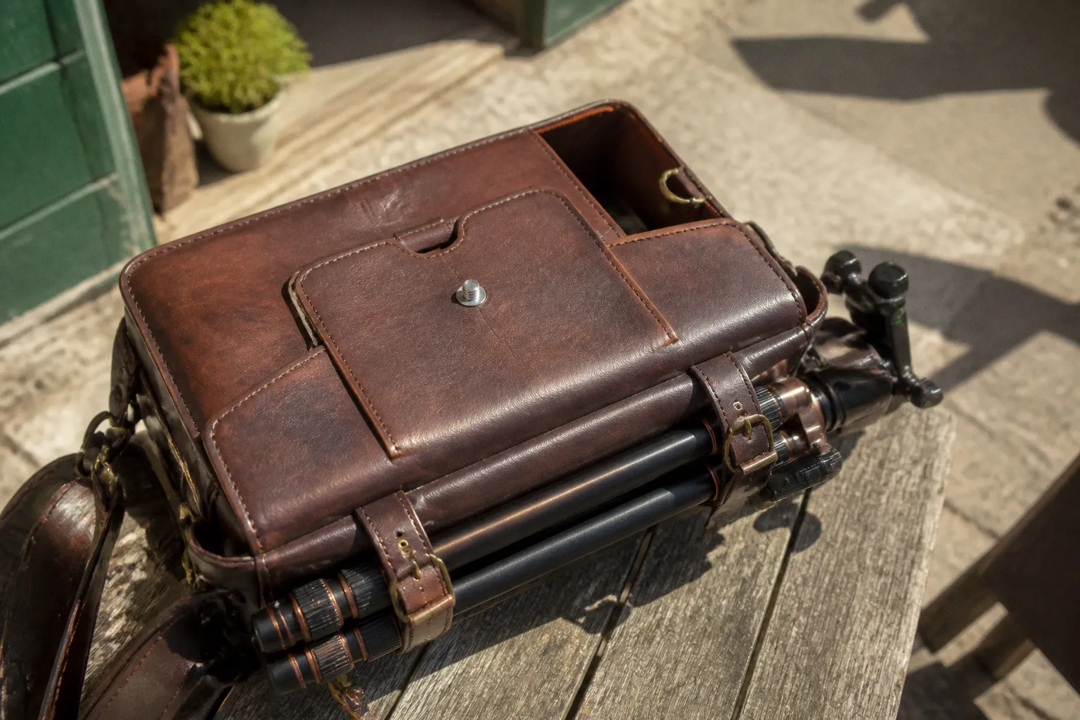 Trépied et sac photo en cuir : la méthode de fixation