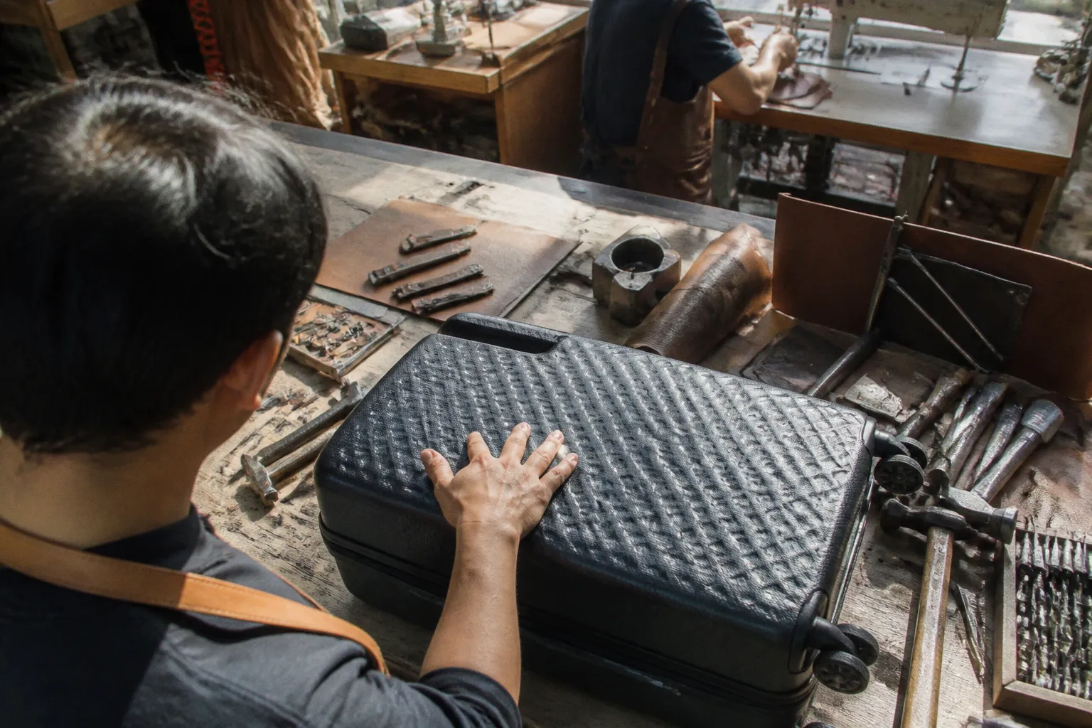 Valise rigide Coraza de Cotopaxi : un design tactile qui bouscule les codes du voyage